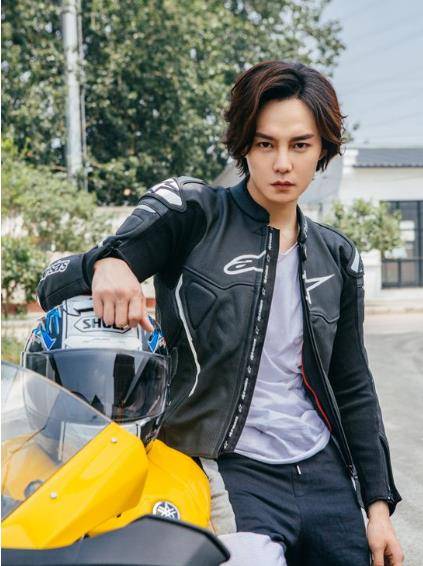 尹正居然是王一博的摩托车师傅,他也是个被一剪梅耽误的大帅哥啊_喜剧