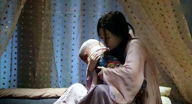 宫女帮她隐瞒了真相,说纪氏肚子里长了个肿瘤,不是怀孕