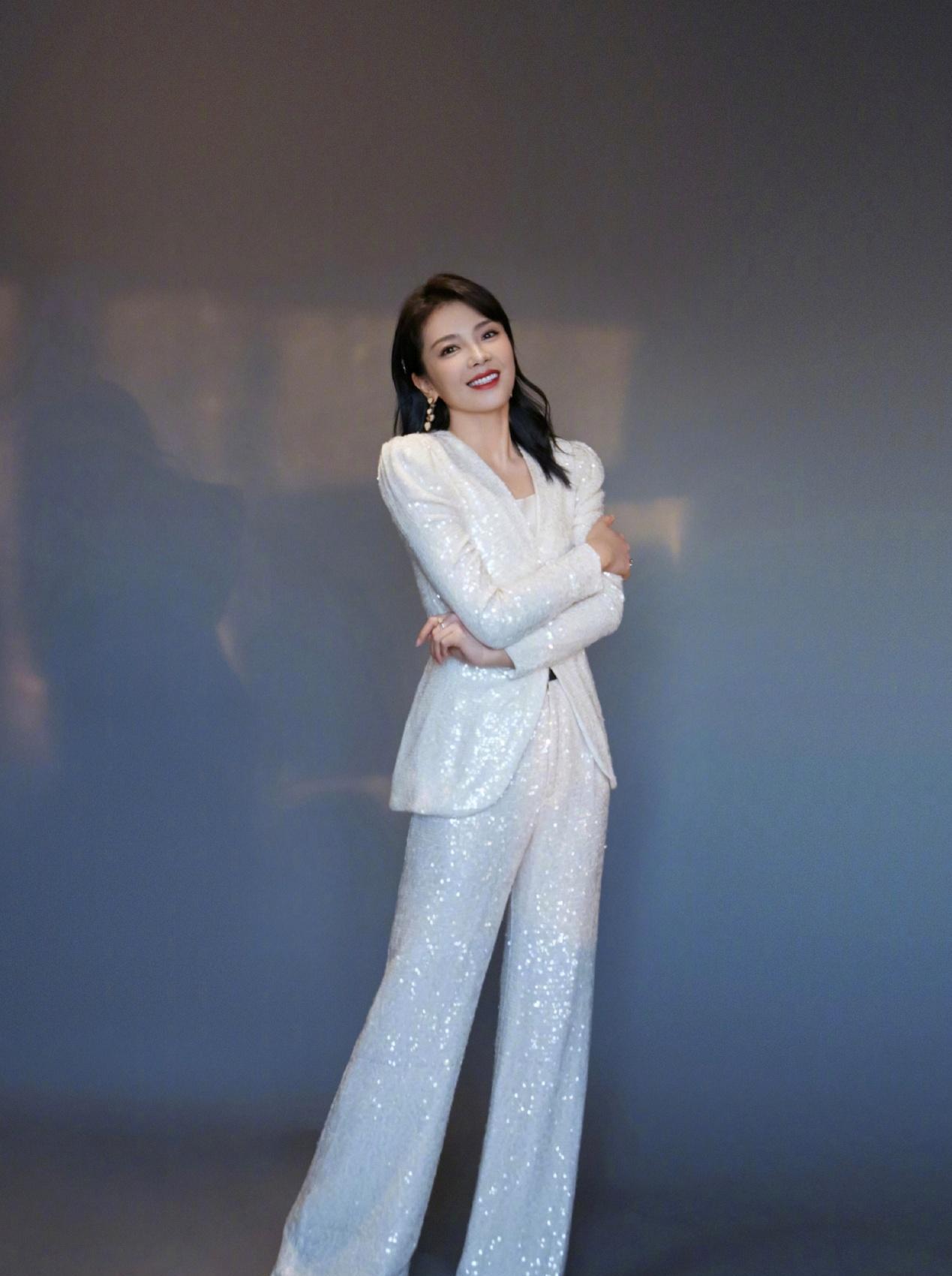 刘涛终于有了新身份,穿亮片西装化身"霸总",修饰身材好显高_时尚_时候