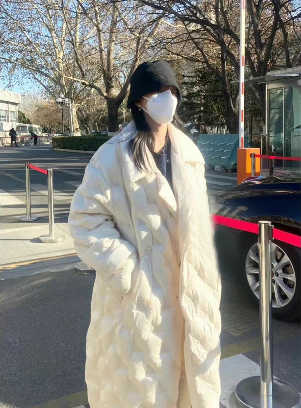 宋祖儿穿米白色羽绒服配白色阔腿裤现身春晚彩排,清新温婉又时髦_时尚