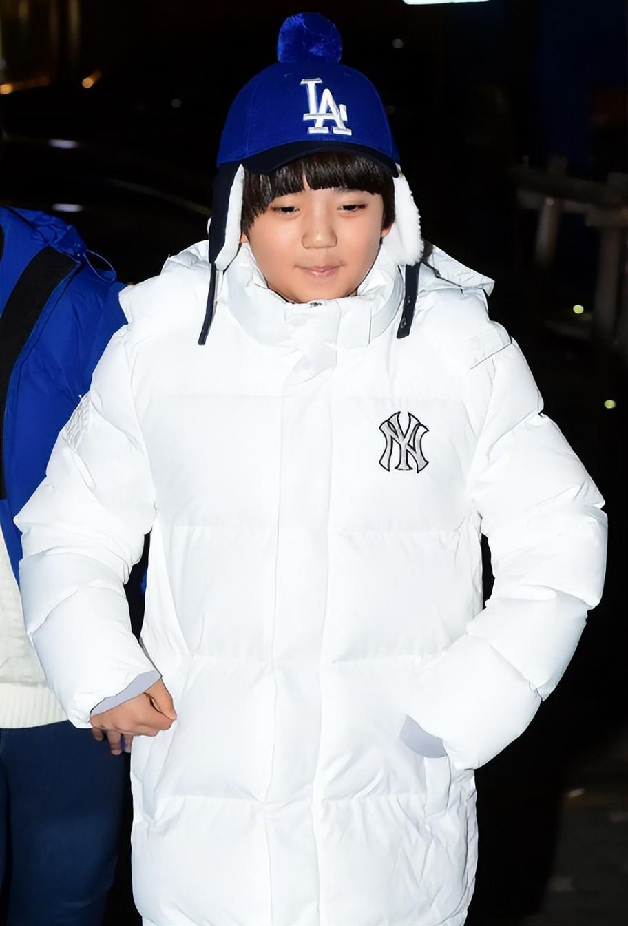 金嫝勋当时在红毯主持青涩又可爱的模样,也让不少偶像明星都被他可爱