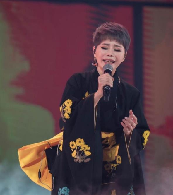 詹雅雯一开口唱歌就哽咽着哭了.