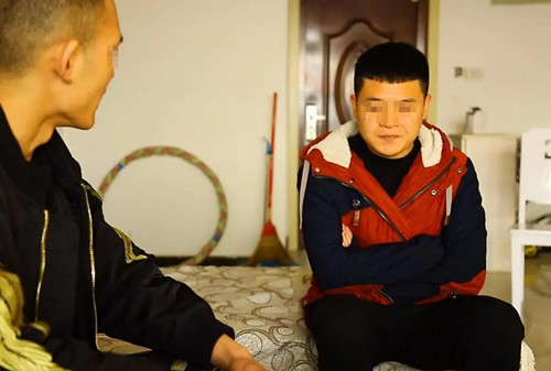 成长在这种环境的沈长银要学坏很容易,沈长银和排老三的弟弟沈长平