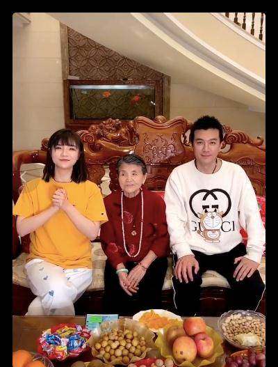 杨子侄女杨帅惹争议,称自己不是富二代,全身行头不抵网红一个包_网友