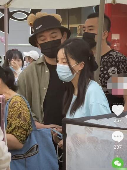 王思聪带美女逛街,帽子上趴小熊扮可爱,女伴素颜侧面超像李小璐_衣着