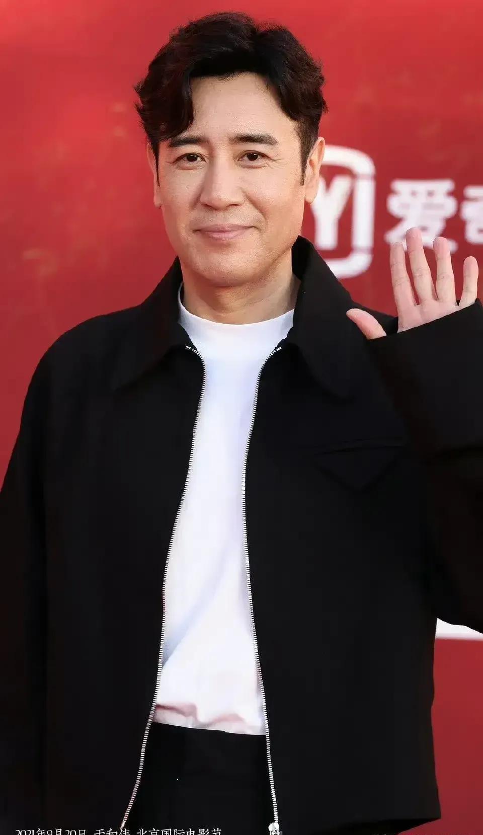 于和伟老师穿这身衣服太帅了,年轻时尚大方洋气_佟丽娅_之城_气质