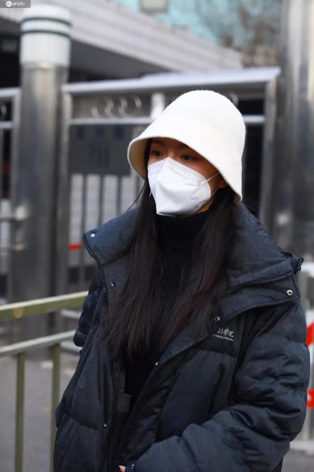 这小姐姐帽子压得这么低,口罩挡了半个脸,啥也看不到,估计自己也只