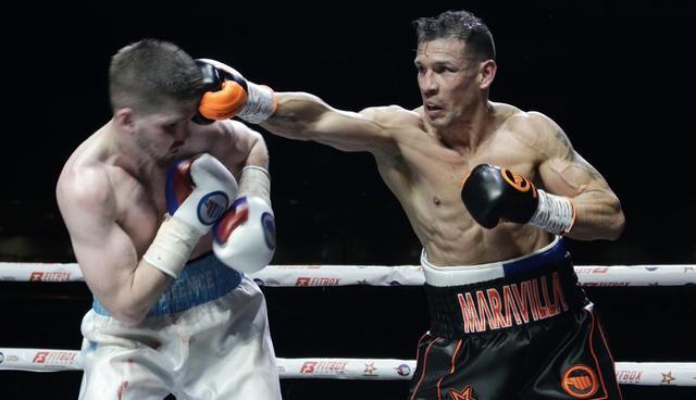 马丁内斯曾获得154磅和160磅拳击冠军头衔.