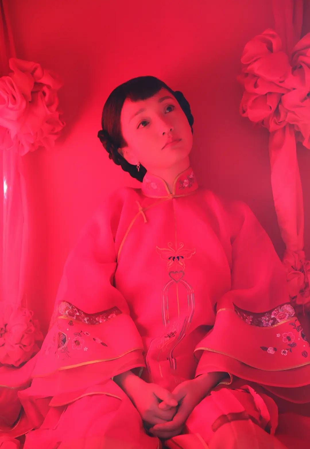 周迅阔别电视剧12年回归,《红高梁》与土匪朱亚文高粱地的野合_张俊杰