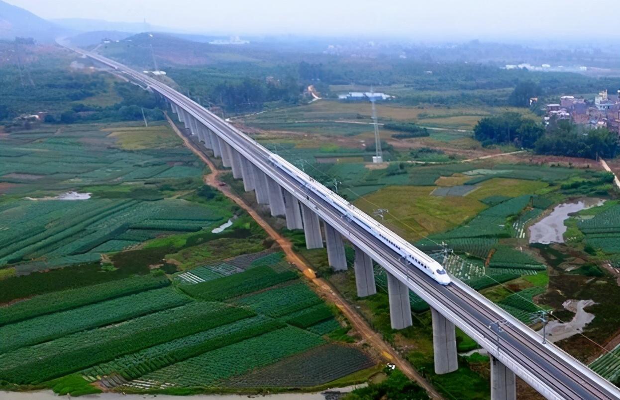 我国有三条"旅游高铁",沿途都是景点,看看你坐过几条?