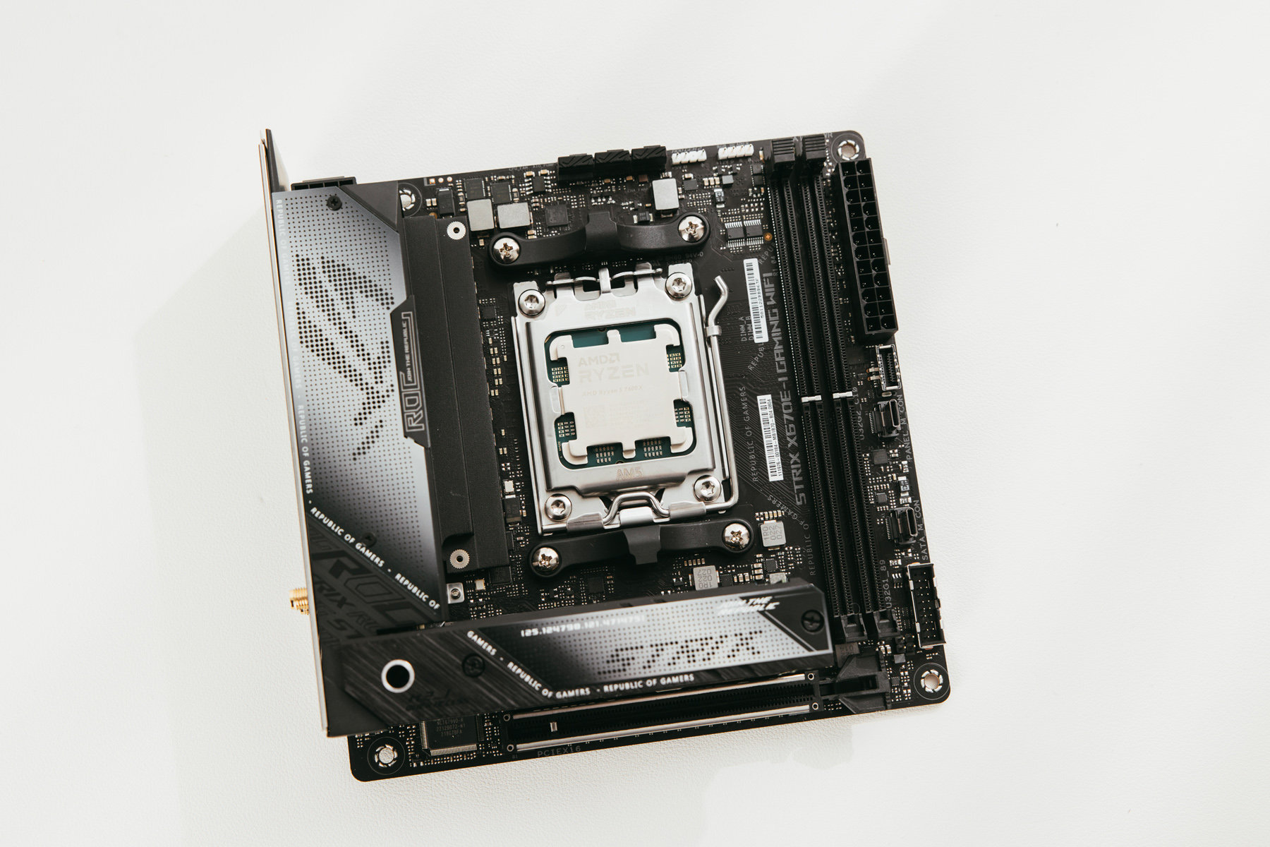 主板比处理器贵,华硕strix x670e-i 白色系itx装机方案分享_设计_接口