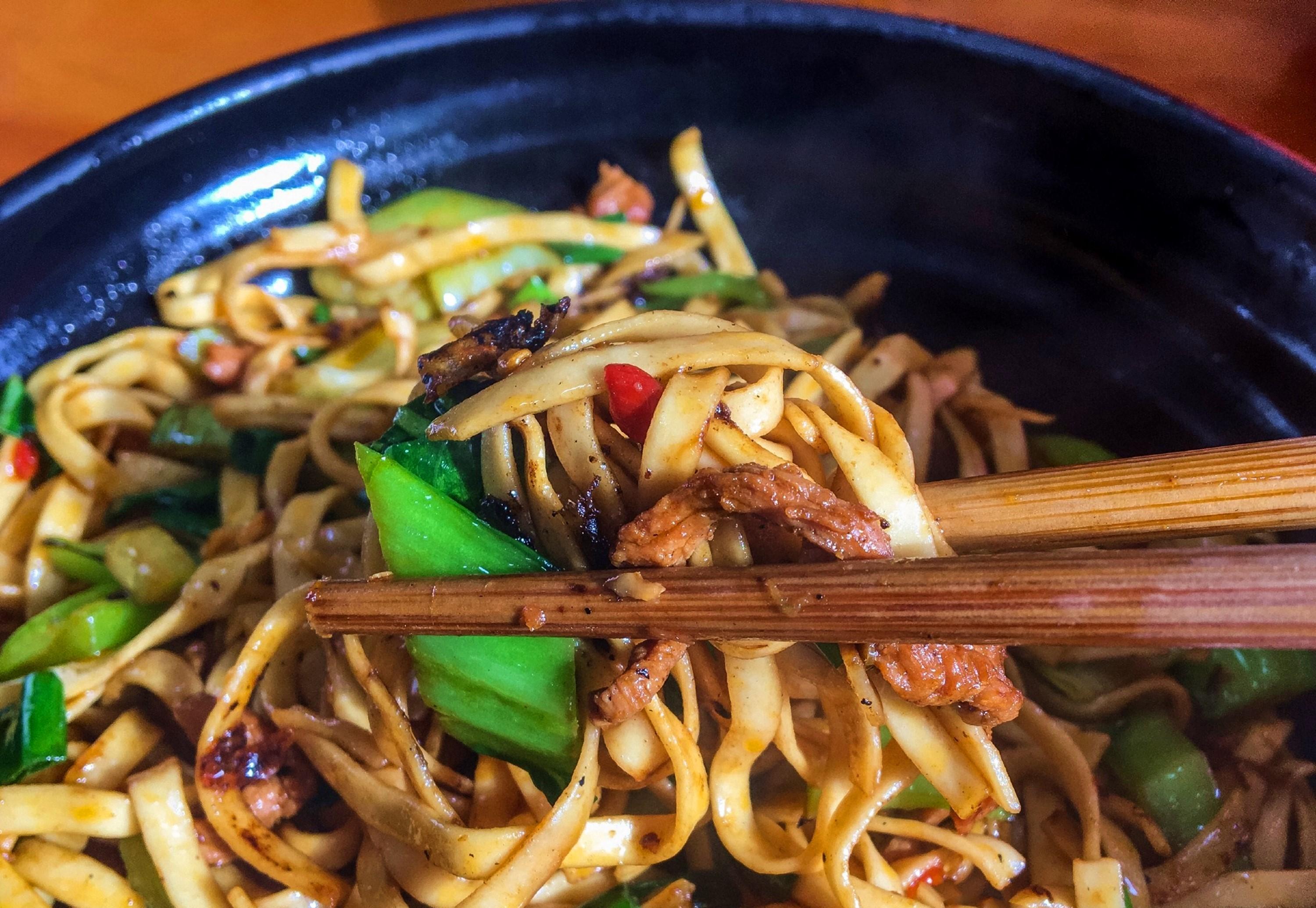 把买回来的碱面放到水中煮,煮好捞出过凉,再加上雪菜,豆腐干,肉丝等一