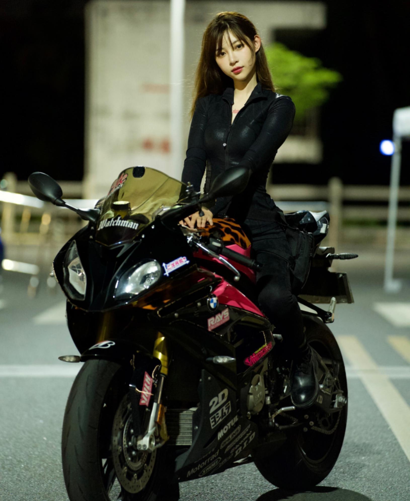 痞幼是一名网红博主,因为出道时经常以驾驶重型机车的形象示人,被网友