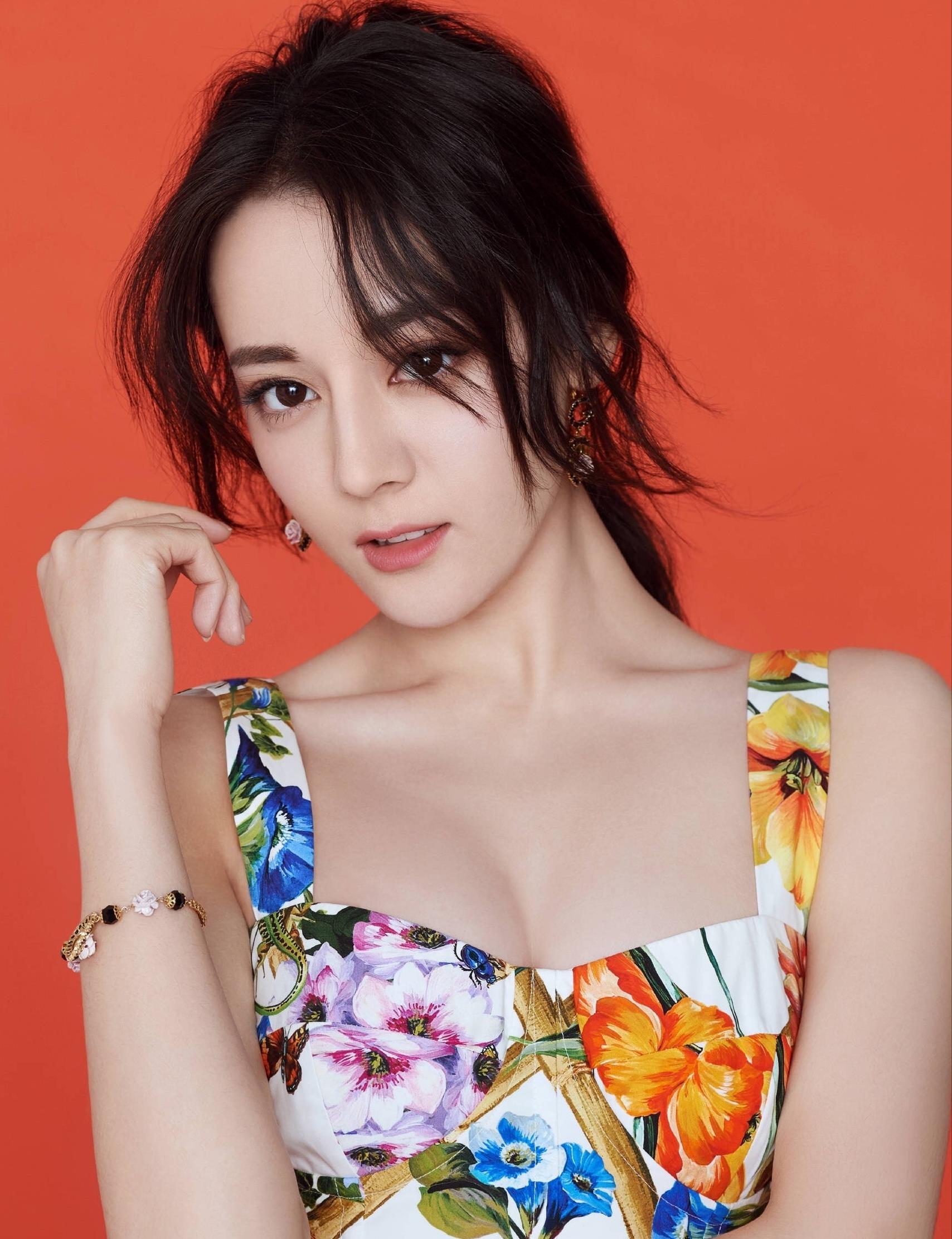 迪丽热巴穿旗袍"拼命"凹造型,时尚长腿太吸睛_姐姐_新造型_凹凸