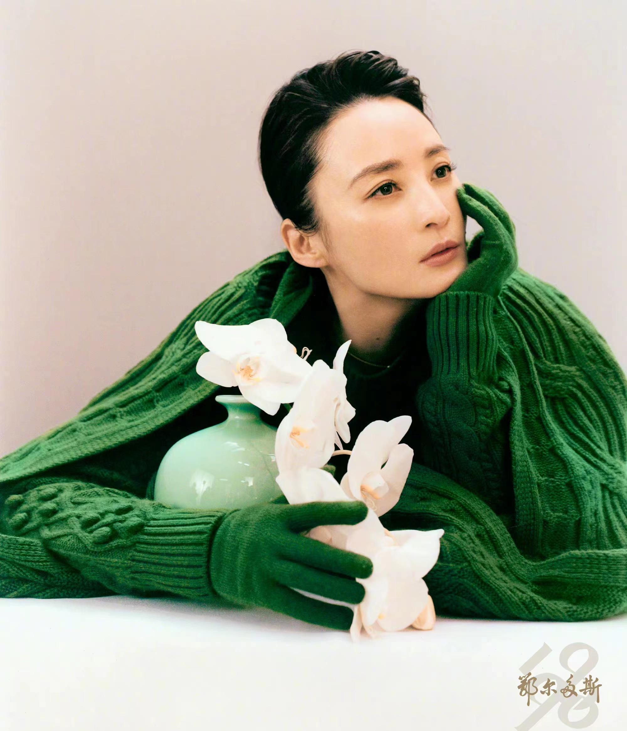 蒋勤勤时尚感爆棚,大红大绿的造型拍大片也不俗气,气质真好!