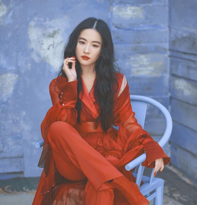 这次的封面刘亦菲身穿红色束腰西装套装,很符合神仙姐姐天仙攻的设定