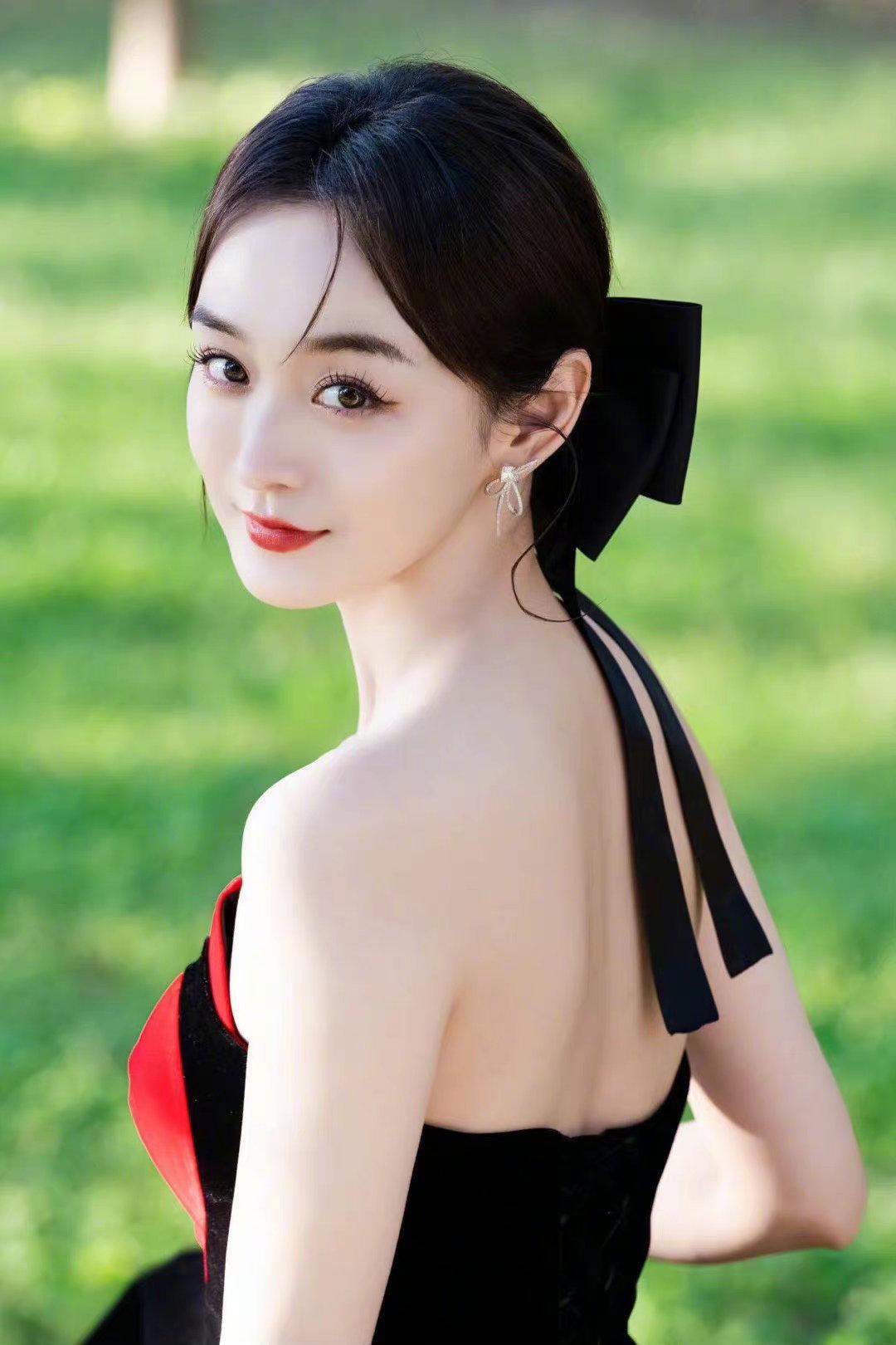 何泓姗最新写真曝光,红心抹身材裙化身田野里的小公主_时尚_角色_的