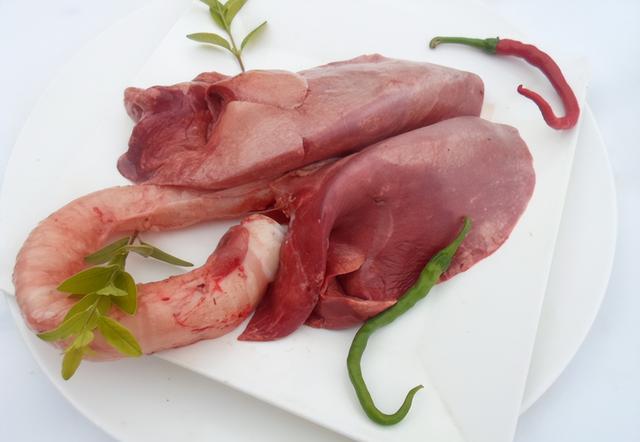 实际上,鸡的胸腔内有两个鸡肺和气管.