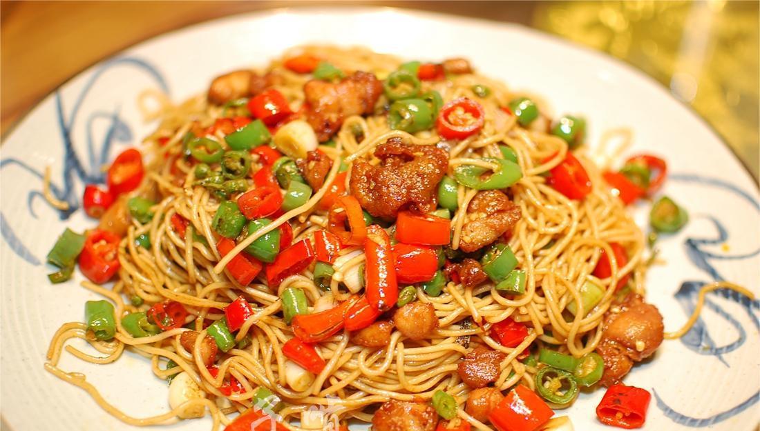 教你营养美味的双椒鸡肉面,爽口解馋超过瘾,好吃到连汤都不剩_红椒_姜