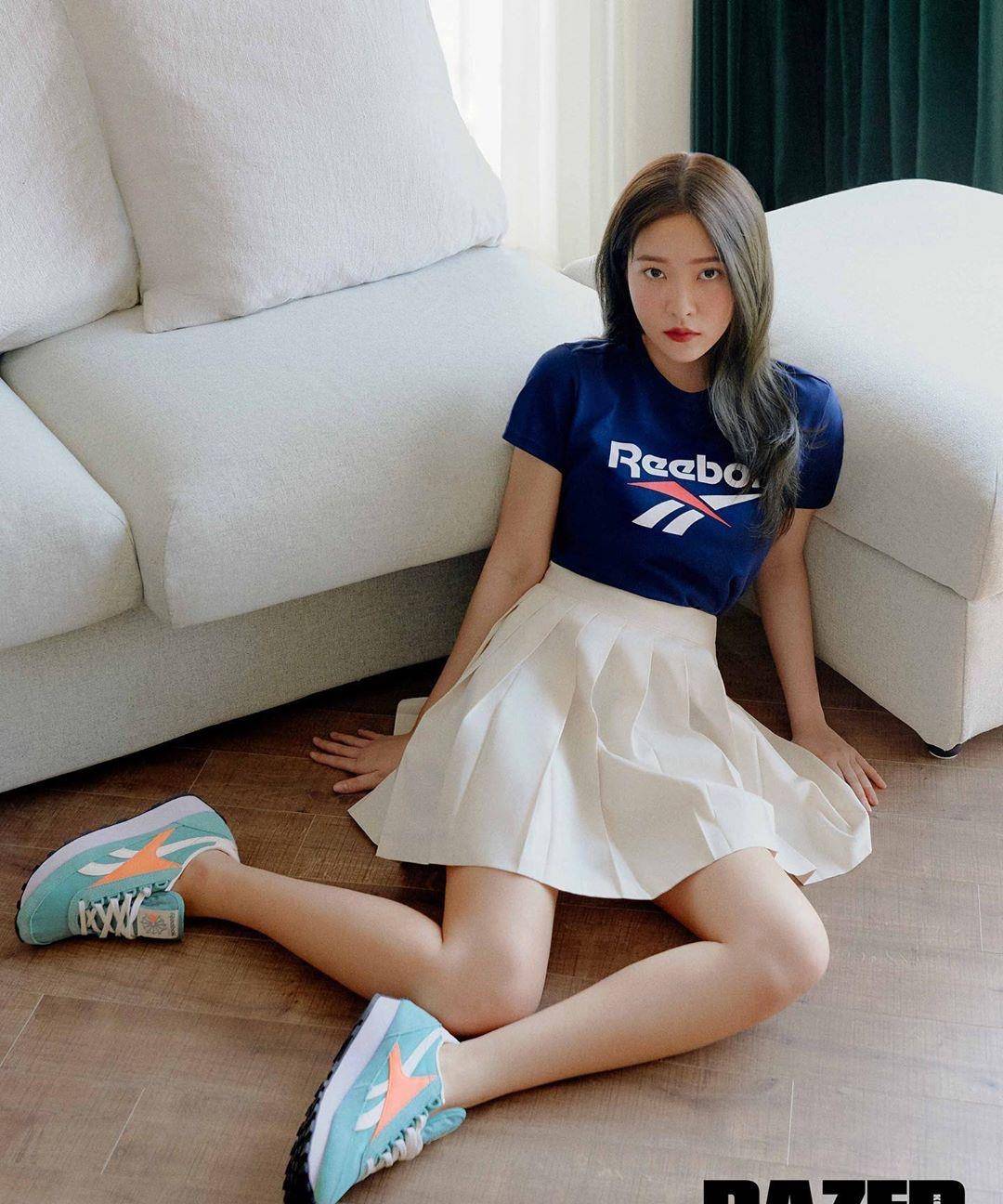 "鬼马少女"金艺琳穿百褶裙 t恤,尽显温柔气质风,少女感十足_黑色_运动