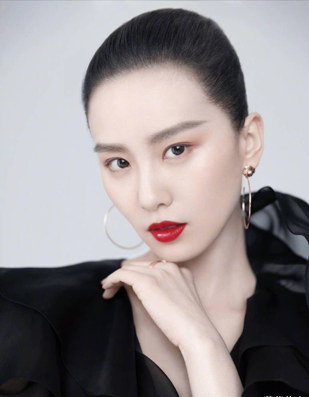 因为刘诗诗的上眼睑问题,诗诗的眼睛会显得无神空洞,在她很多影视剧中