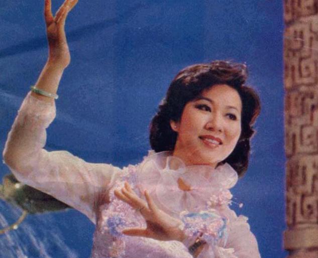 1979年,丈夫为和"民歌皇后"奚秀兰结婚,被赶出豪门