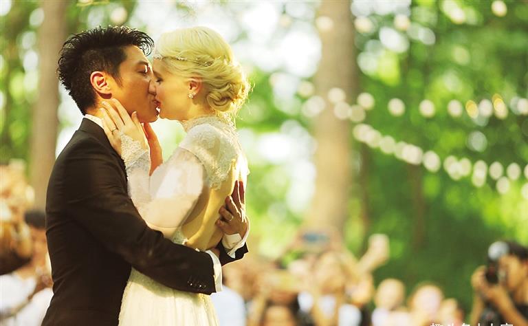 撒贝宁和李白(lisa)结婚5年,他们的感情依旧甜蜜,他们的爱依旧不减.