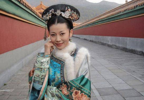 《甄嬛传》齐妃的憨厚愚蠢被张雅萌深深地演绎了出来,她高超的演技给