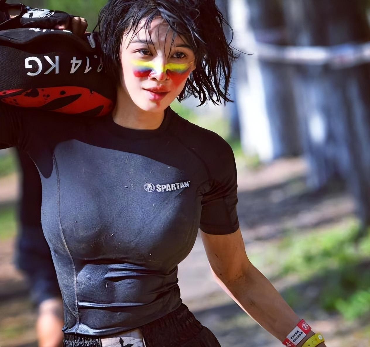 演员张蓝心参加斯巴达勇士赛,顶着烈日跑步爬泥坑,身材好惊艳_比赛