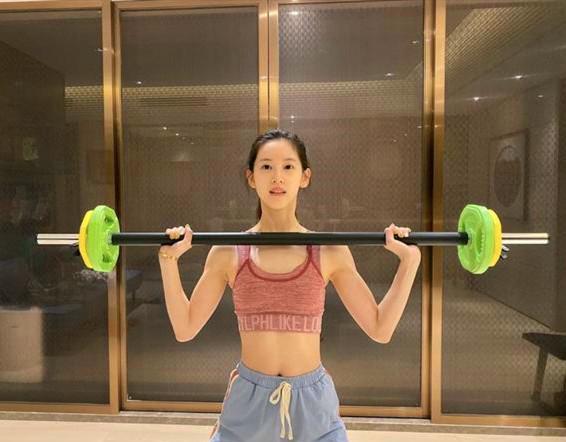 爱健身,身材好,"奶茶妹"章泽天27岁了,却像重返18岁_刘强东_人生_健美