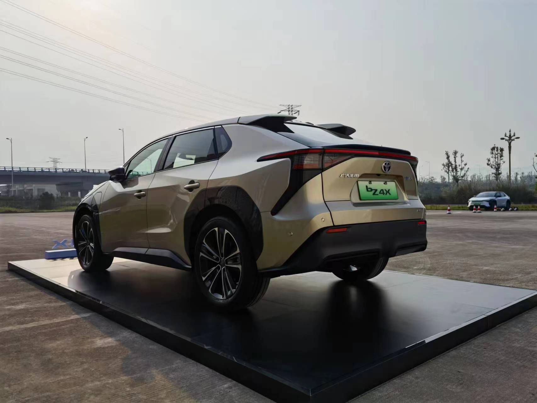 高价值纯电中型SUV 广汽丰田bZ4X 电动大厂的超强实力_搜狐汽车_搜狐网
