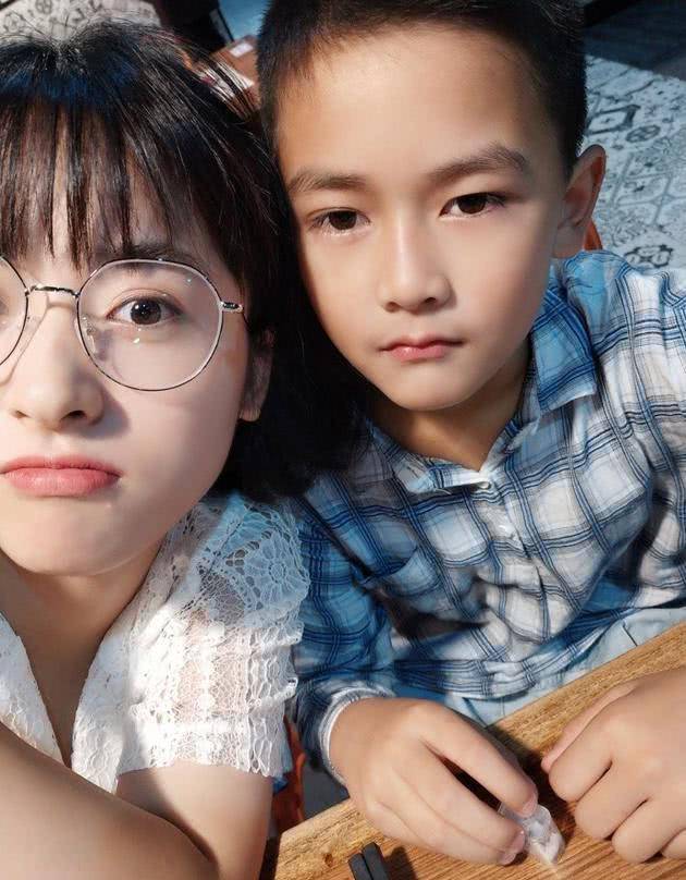 被沈月"宠上天"的男生,看清长相的那一刻,网友:未来的顶流_弟弟_演技