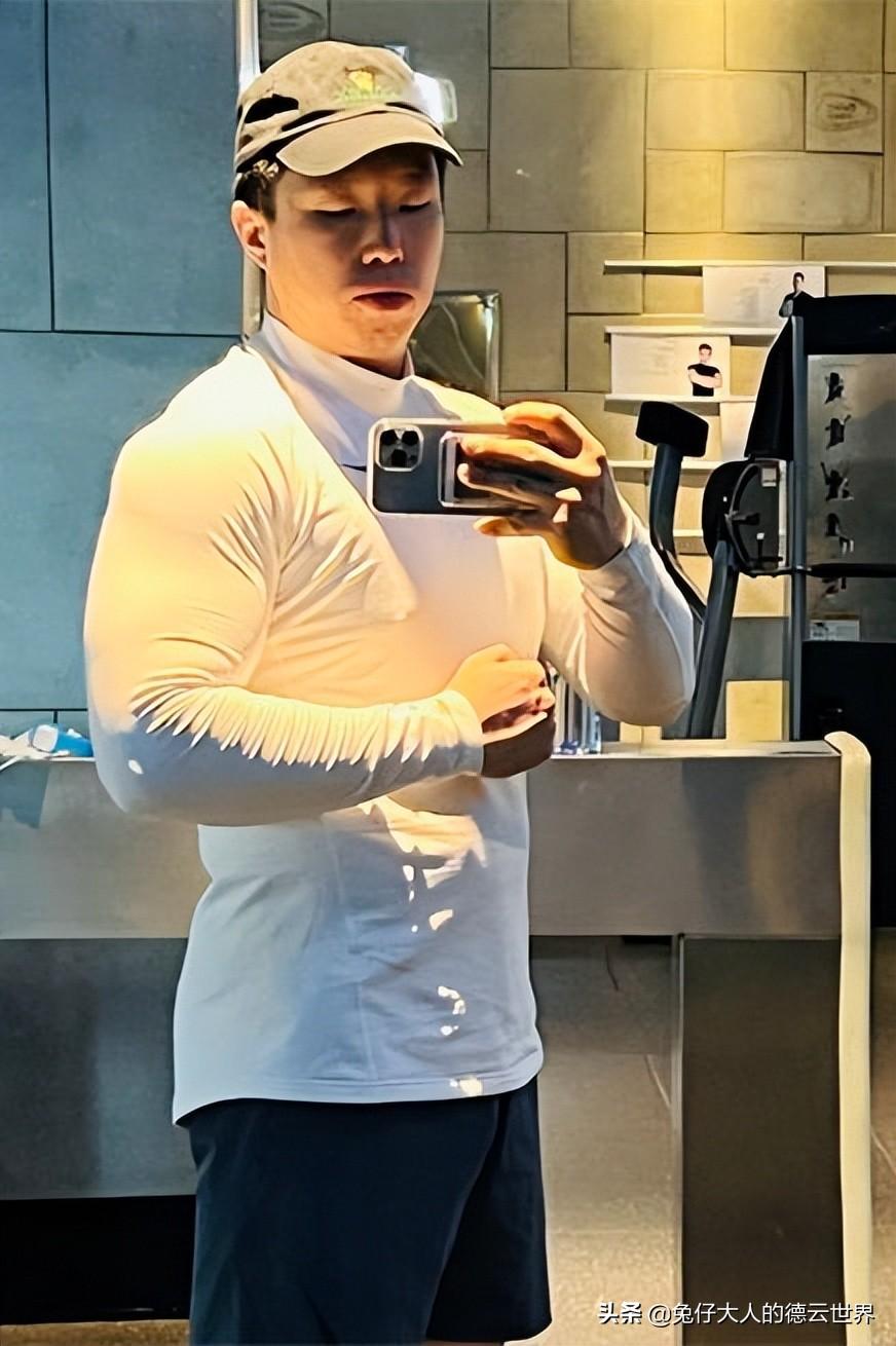 德云社烧饼健身视频曝光,硬拉杠铃引发粉丝羡慕,饼哥这么厉害