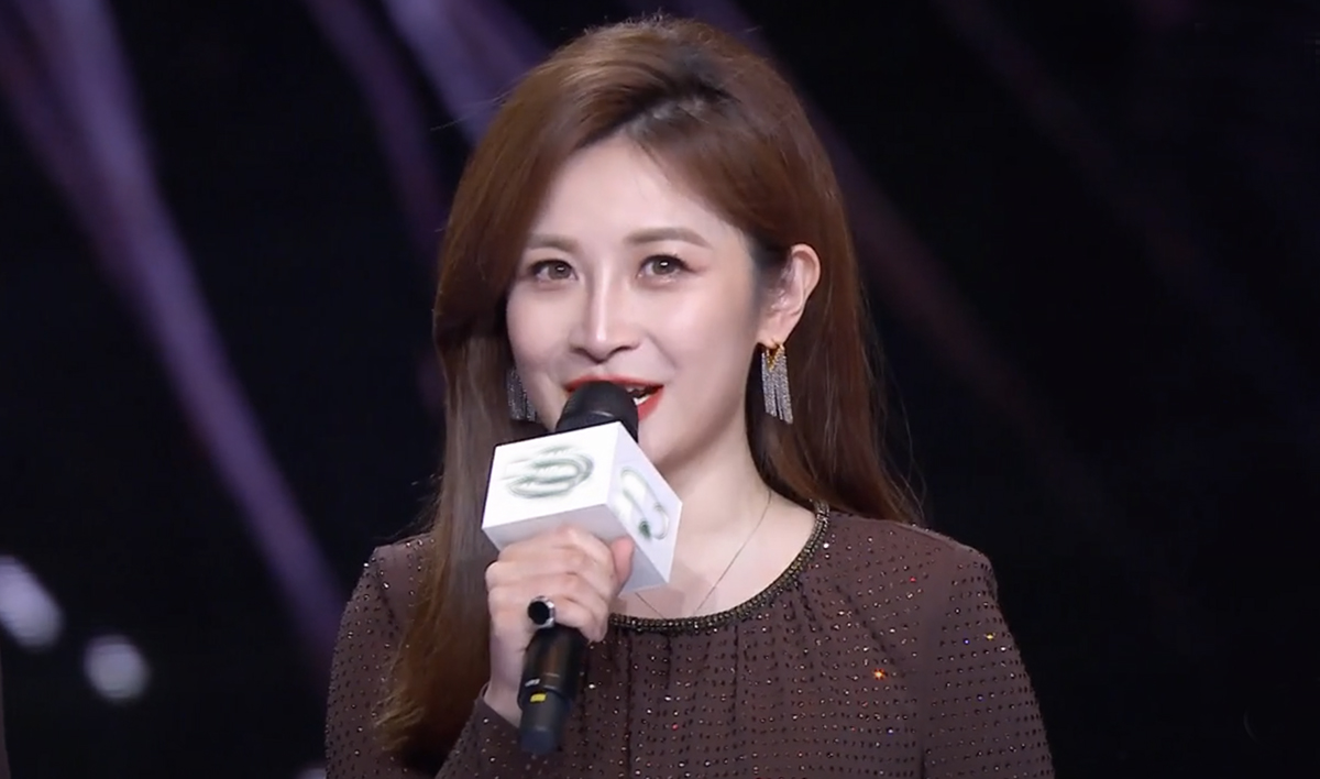 2022年终演唱会:华少汪聪主持抢眼,周深开启晚会霸屏模式,李宇春再次