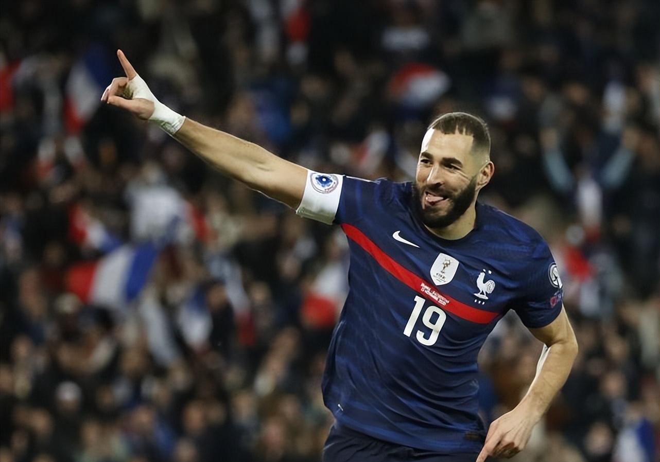 尽管顶替本泽马出任主力中锋的吉鲁表现不俗已经打进4球,但他的综合