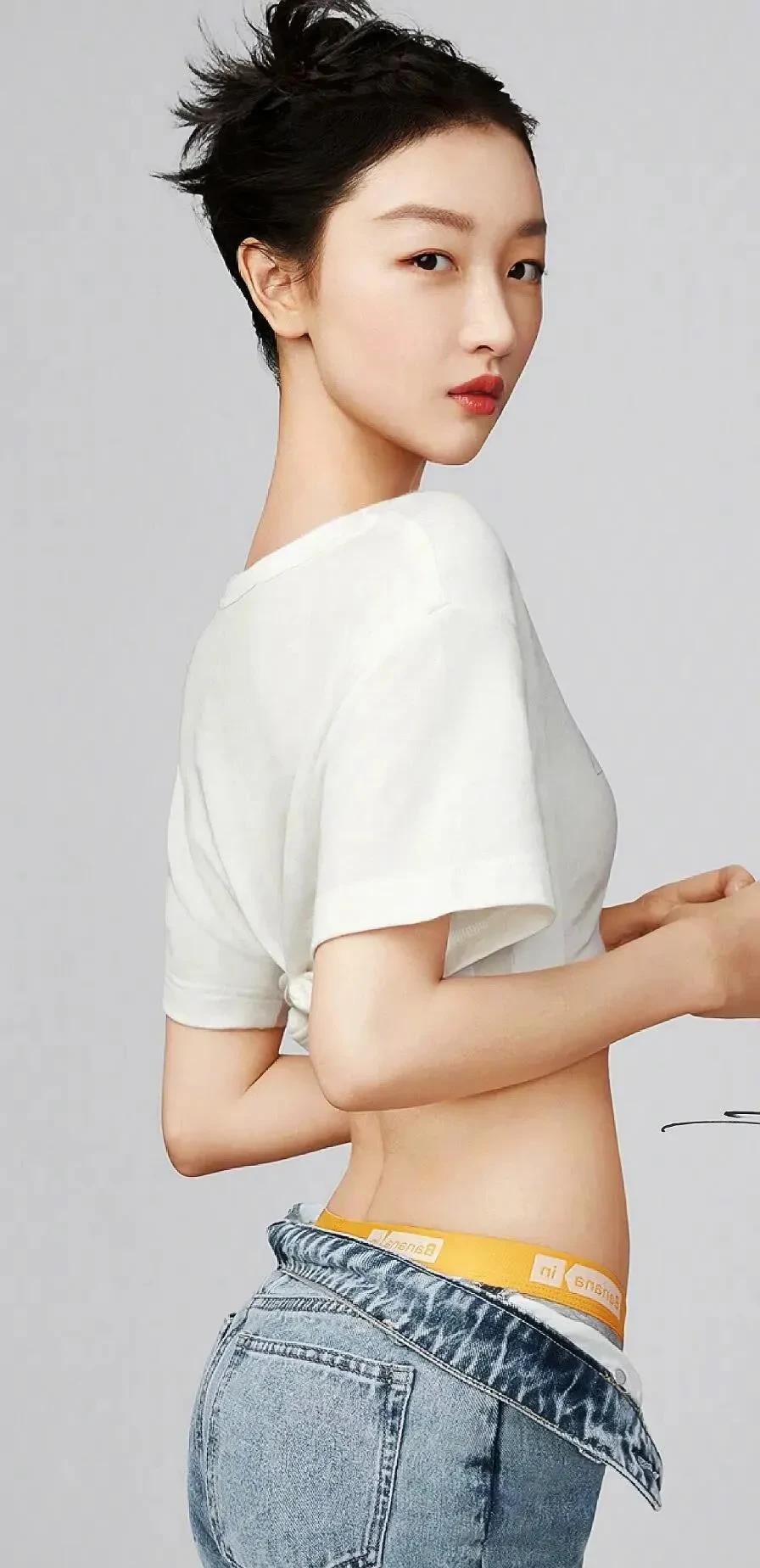 其实,周冬雨还是oppo手机的代言人,她拿的这款oppo reno8是不是很漂亮