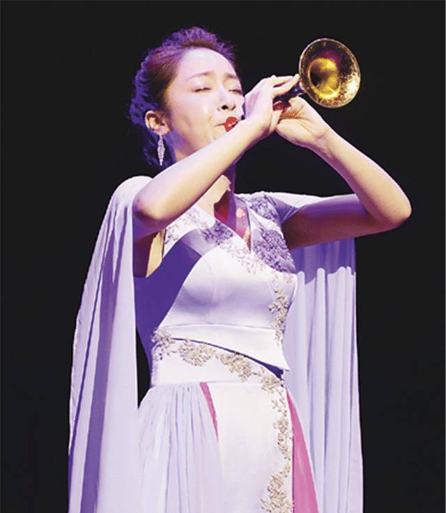 唢呐女博士,在悉尼歌剧院独奏,一曲百鸟朝凤技惊四座_乐器_刘英_母亲