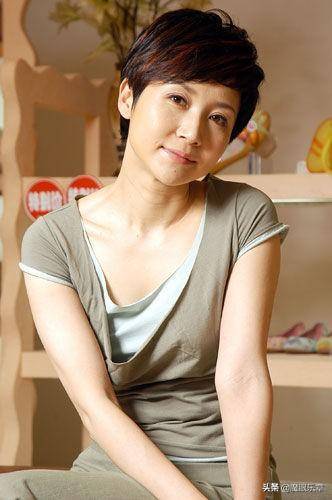 16岁时和袁鸣一起出道当主持人,后获得"金话筒"银奖,她是陈帆_节目