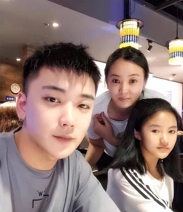 《变形计》李勒优参加高考,哥哥穿粉旗袍助阵,崔妈光脚献花迎接_崔晋