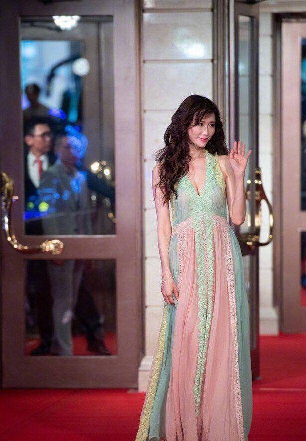 45岁的林志玲亮相红毯,身着粉红粉绿礼服,竟毫无违和感!