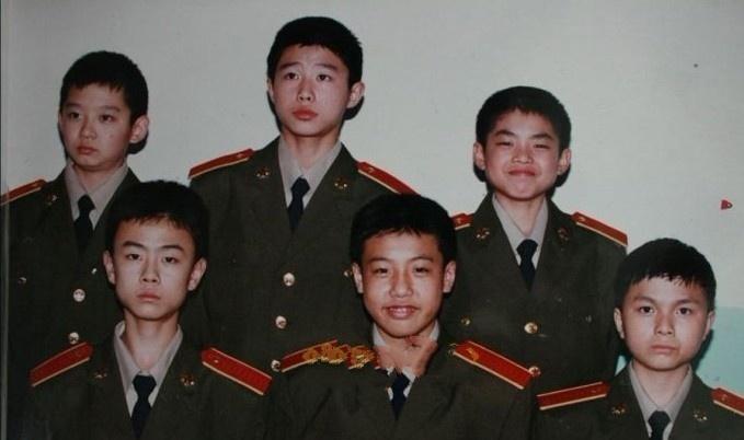 在这座小岛上,他们这些专业羽毛球选手每天要跟部队官兵一起出操,站岗