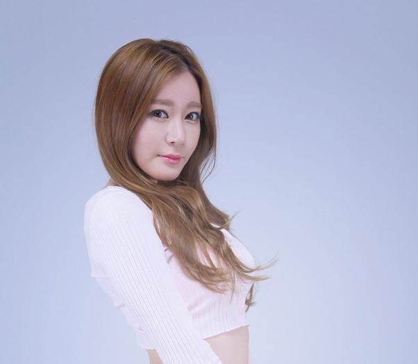 不愧是韩国第一车模韩智恩,五官精致,落落大方,真的好喜欢她!