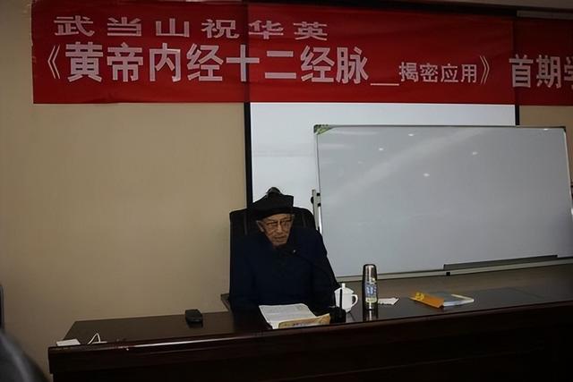 这是唯一一个能跟随他脚步的人,于是便将道家绝学胎息功传授给了他