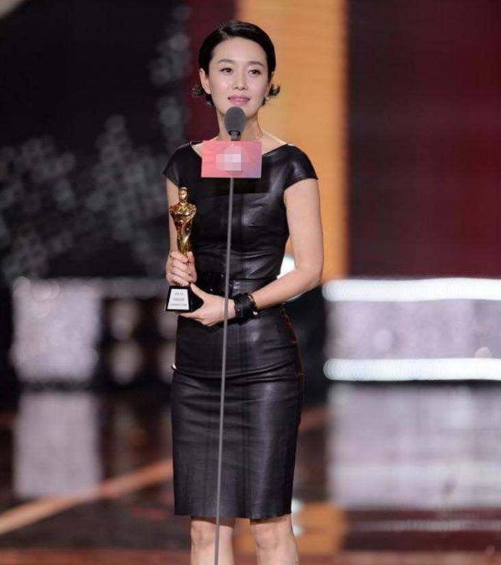 为显瘦皮裙故意穿小一号,隔着屏幕看着都勒_马伊俐_身材_漂亮