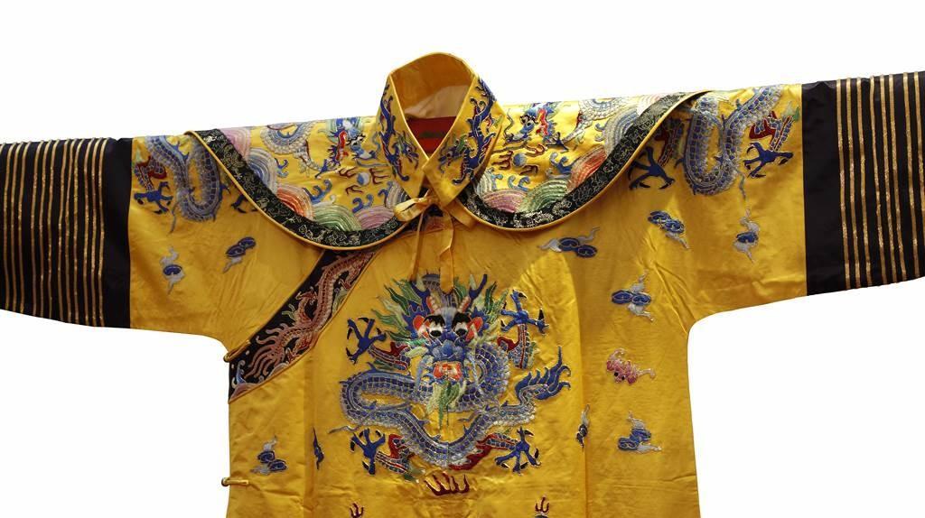 (示意图)龙袍是皇帝的专属服装,也是皇家权威的象征,从制作的布料到