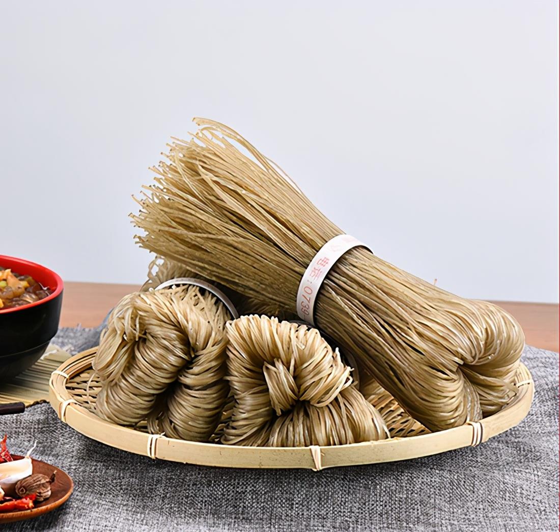 爱吃粉条的你,粉条有掺了明胶的假粉条,教你四招选择真的粉条_颜色