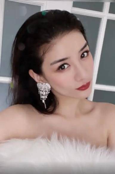 41岁黄奕在家玩自拍,素颜出镜美如少女,颜值重回18岁_眼睛_设计_状态