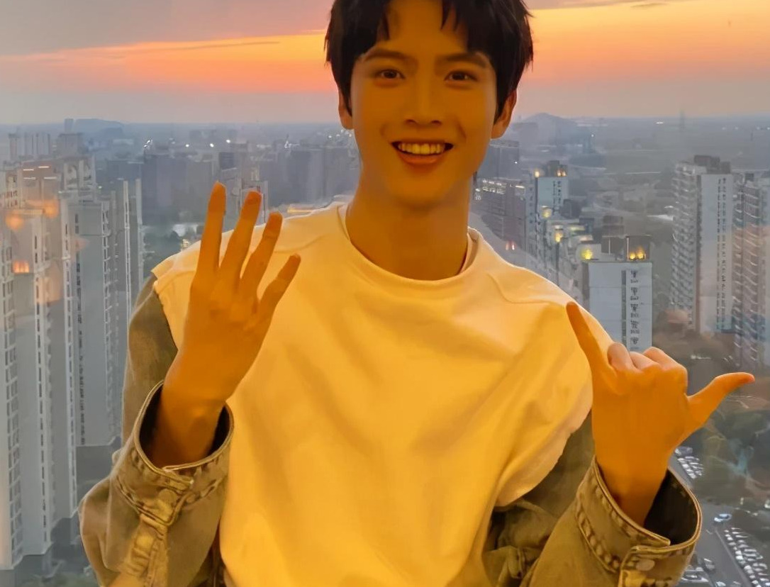 疑陈宥维将粉丝送花丢垃圾桶_节目_网友_时候