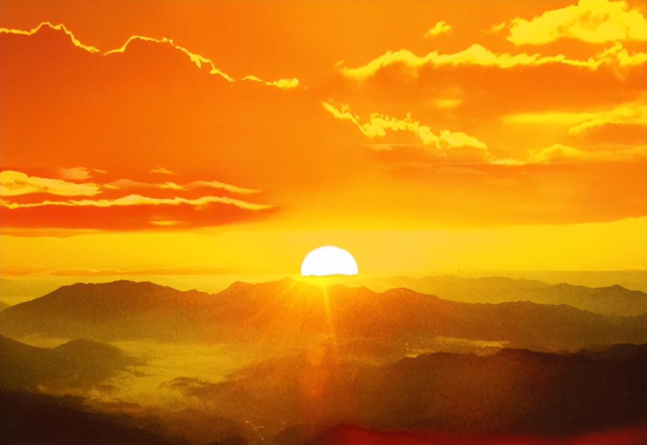 这首诗的前两句,对太阳初升时的赫赫炎炎之状描绘了出来,表达极具夸张