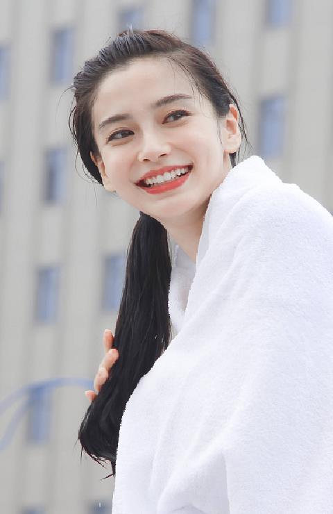 angelababy和赖冠霖互动的时候也非常的甜蜜,丝毫没有年龄差的感觉!